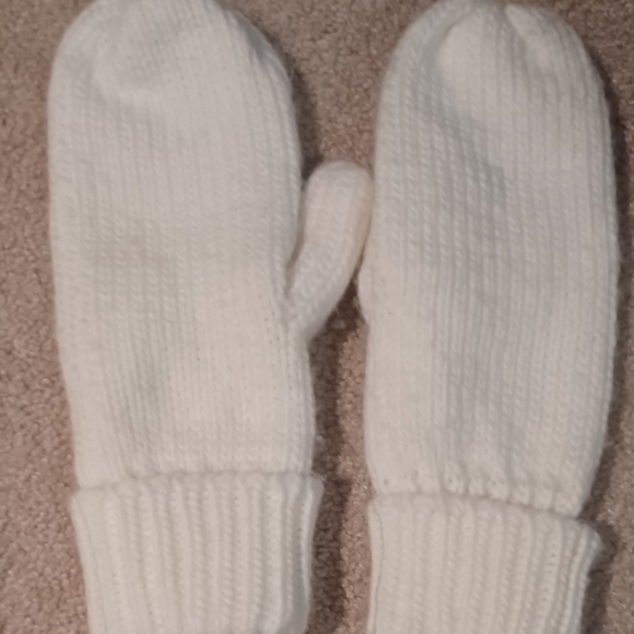 Winter white mittens - Picture 1 of 2